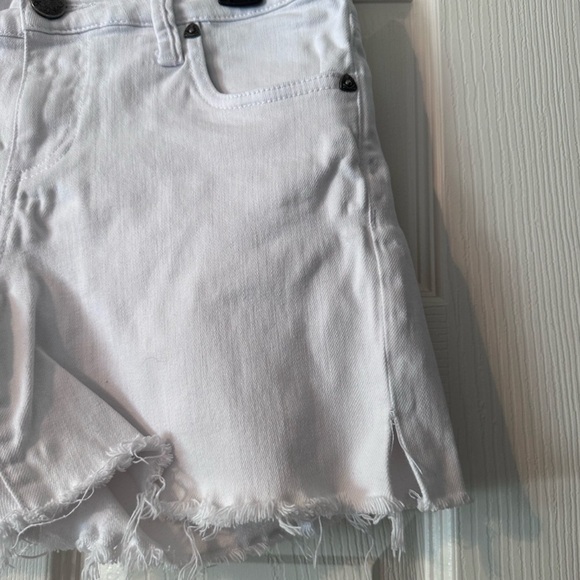 Kut from the Kloth White Frayed Hem Jean Shorts Size 6 Excellent condition⚾️👓 - Picture 3 of 3